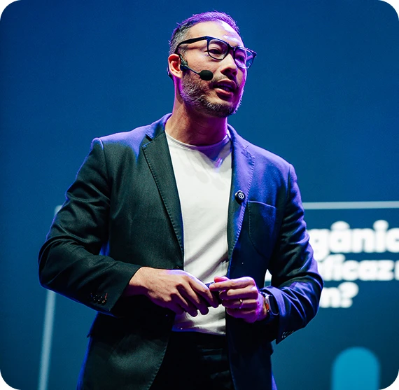 Foto de Rafael Kiso como ponente en un evento.