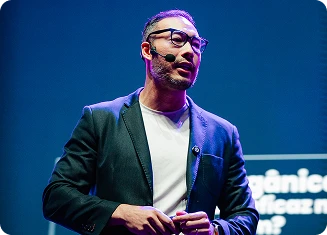 Foto de Rafael Kiso como ponente en un evento.