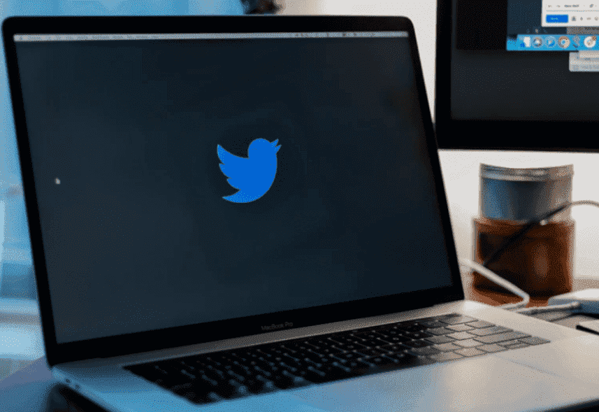 Como usar Twitter: a imagem é de um computador que está ligado