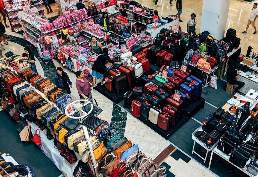 Comportamento do consumidor header: uma foto tirada da parte superior de uma loja na qual é possível ver os consumidores andando pelos corredores de produtos.