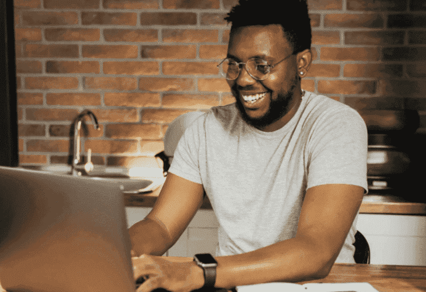 Isca digital: um homem está diante do computador sorrindo