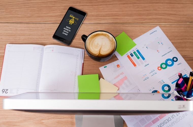 Campanha de Marketing: imagem de uma mesa com anotações em papéis (gráficos