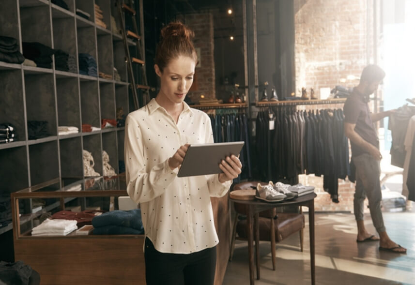 como atrair clientes para loja de roupas: imagem de uma mulher