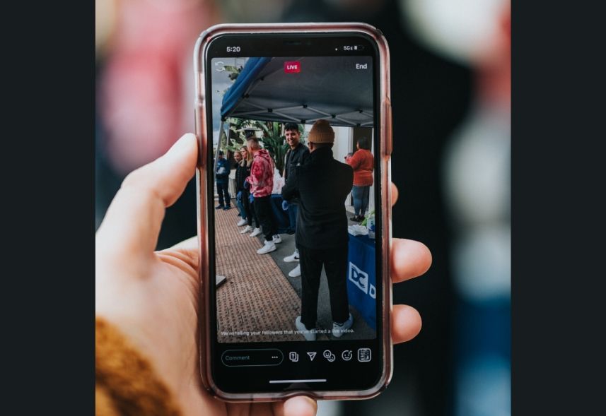 como fazer live no Instagram: imagem de uma mão segurando um celular com uma live na tela