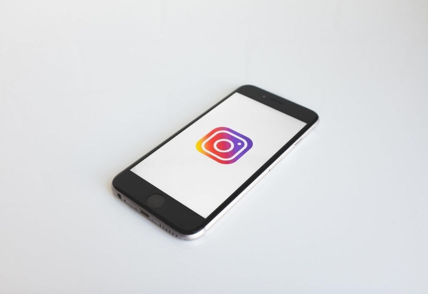 como impulsionar no instagram: imagem de um celular com o ícone do Instagram na tela