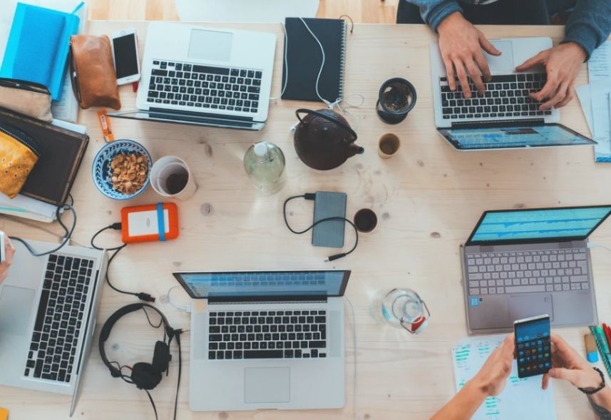 conteudo_hero_hub_e_help: a imagem é uma foto tirada de cima de uma mesa