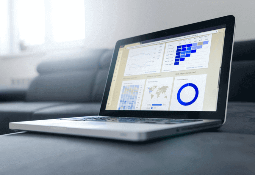 data driven marketing: imagem de um notebook com a tela mostrando três modelos de gráficos diferentes na cor azul