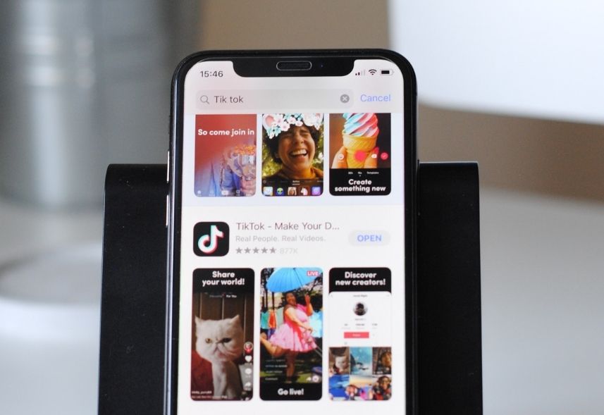 Desafios do tiktok para marcas: imagem de um celular com o tiktok na tela mostrando imagens da página de descoberta do aplicativo