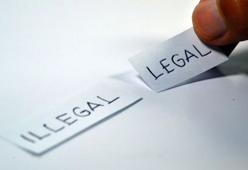 Direitos autorais de imagem: imagem de duas palavras recortadas em papel