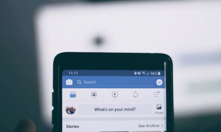 Facebook pay: imagem de um celular com o Facebook aberto na tela