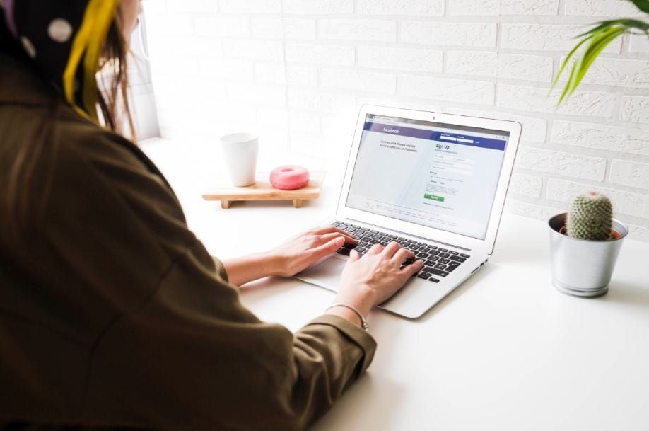 Fanpage do Facebook: imagem de uma mulher teclando no notebook.