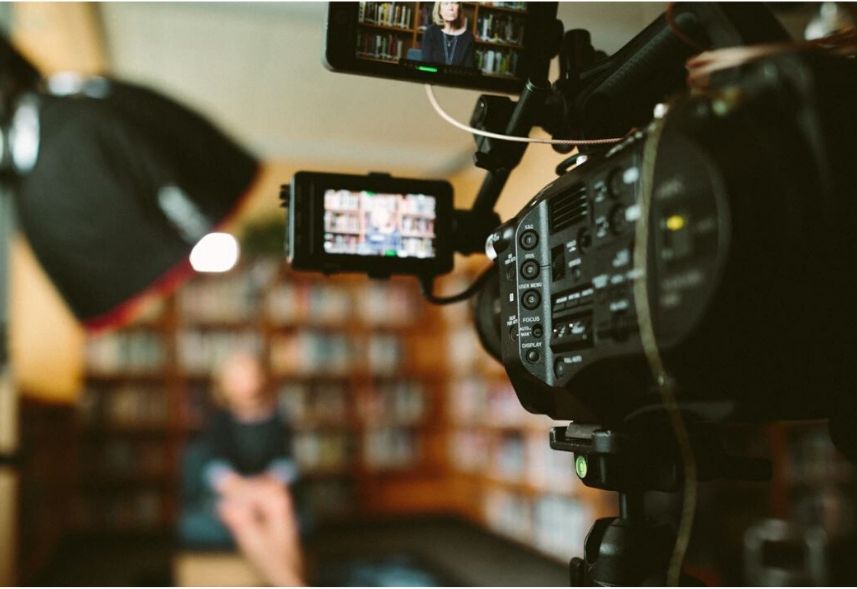 Ideias de videos para gravar: imagem de uma sala com uma câmera filmadora