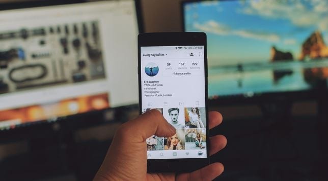 Impressões no Instagram: imagem de uma mão mexendo no celular.