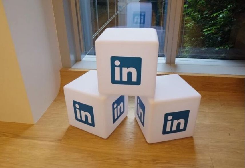 Linkedin Premium: imagem de três dados com a logo do linkedin impressa em cada