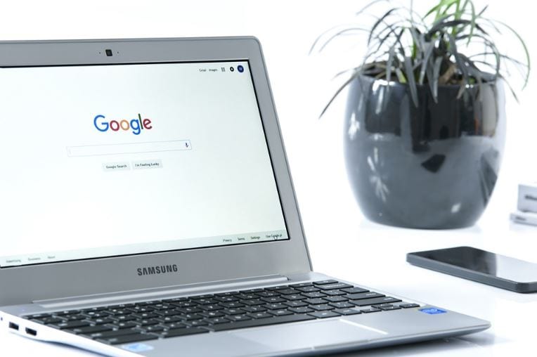 Melhores Extensões do Google Chrome: imagem de um notebook com a tela inicial do Google