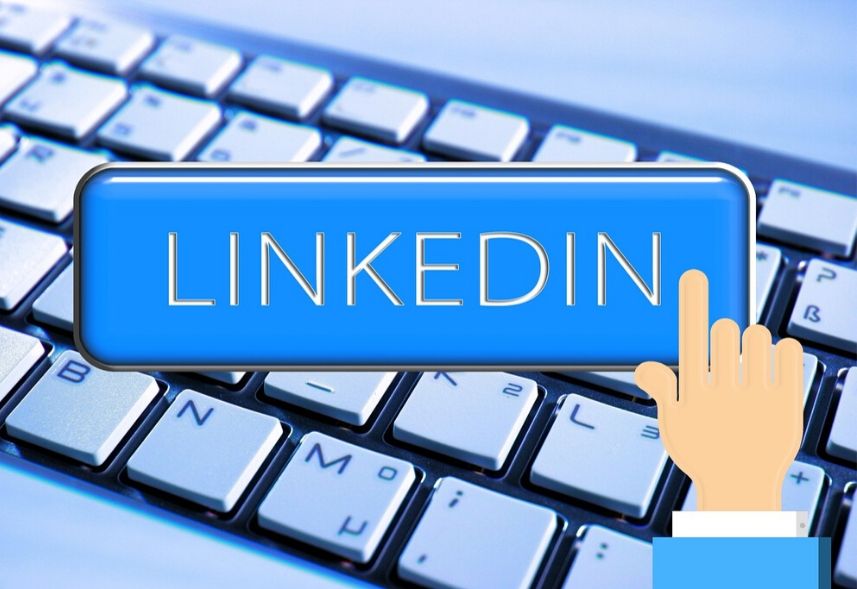 O que colocar no título do linkedin: imagem de um teclado ao fundo e um botão digital com o texto linkedin e uma mão digital como se fosse clicar no botão