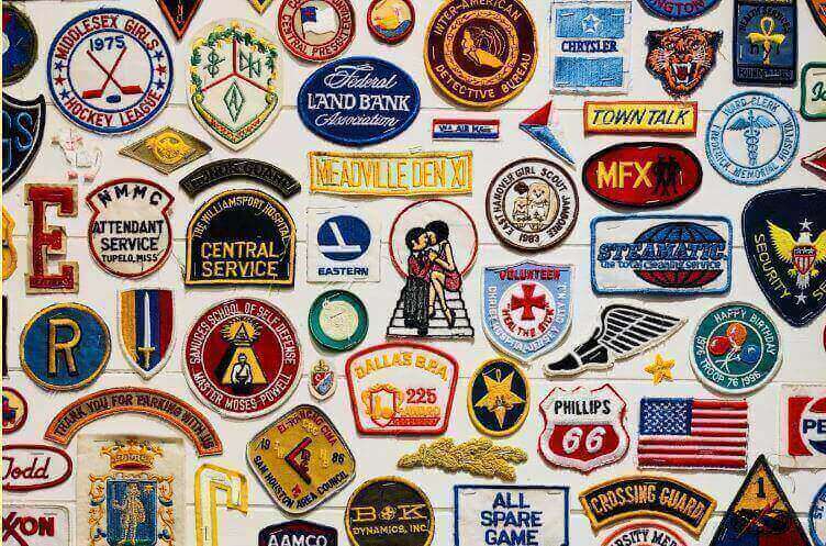 Posicionamento de marca: imagem de vários logos de marcas conhecidas bordados