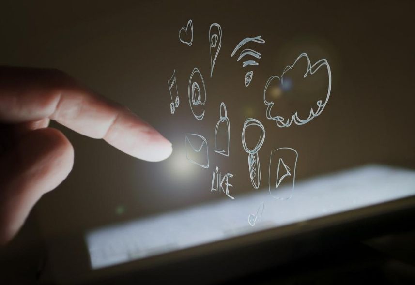 Social commerce: imagem de um dedo em direção a tela de um celular com ícones de wifi