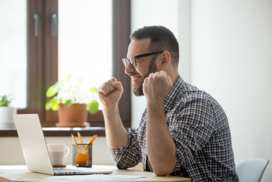 Spin Selling: imagem de um homem comemorando na frente do computador