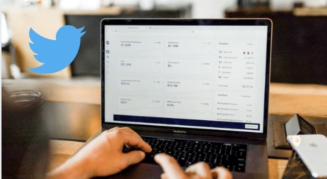 Twitter Analytics: imagem de um notebook com a tela cheia de dados e duas mãos digitando.