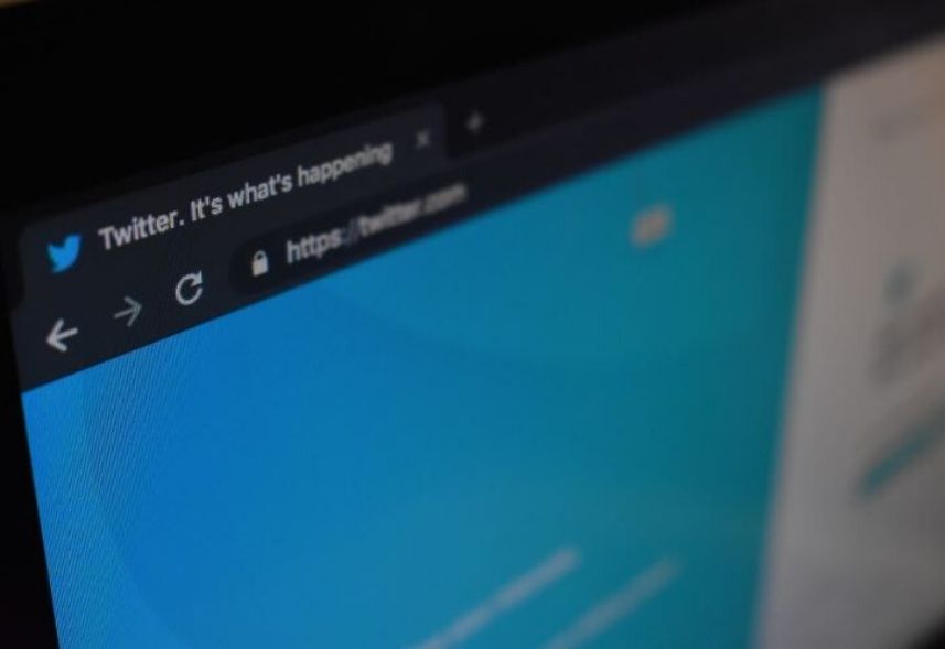 Twitter moments: imagem da tela do notebook com a página de entrada do Twitter aberta