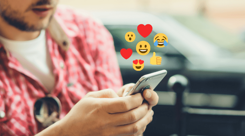 Vídeos para Facebook: imagem de uma pessoa mexendo no celular.