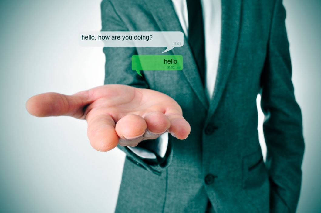 Whatsapp Marketing: imagem de uma mão com uma conversa de WhatsApp.