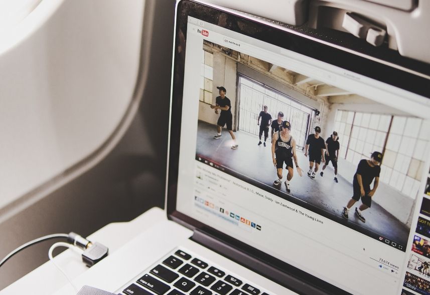 YouTube Ads: imagem de um notebook mostrando um vídeo do youtube na tela