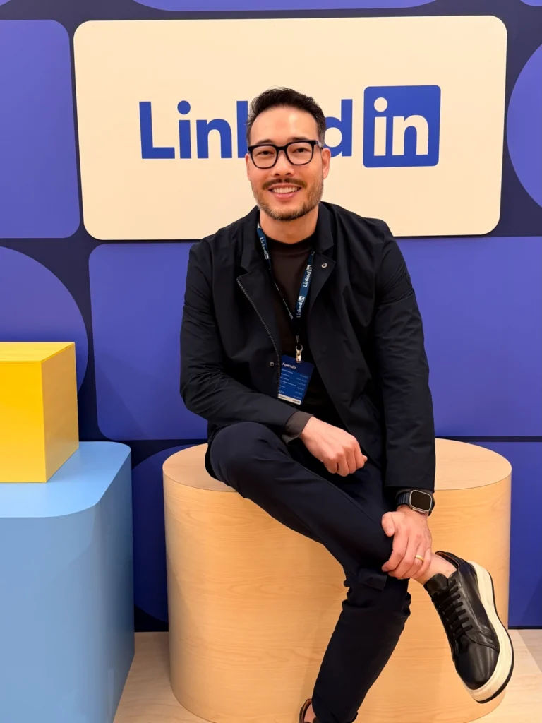Marketing B2B Inteligência Artificial 1 A imagem mostra Rafael Kiso sentado em um evento do LinkeDin.