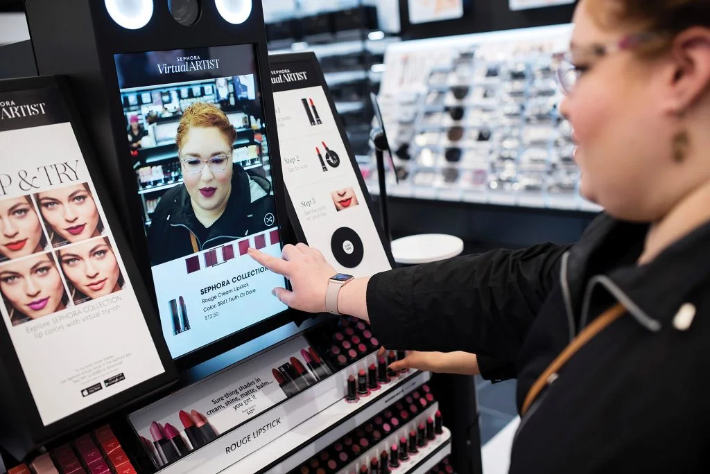 visual artist sephora case da Sephora: mulher usando a ferramenta Virtual Artist