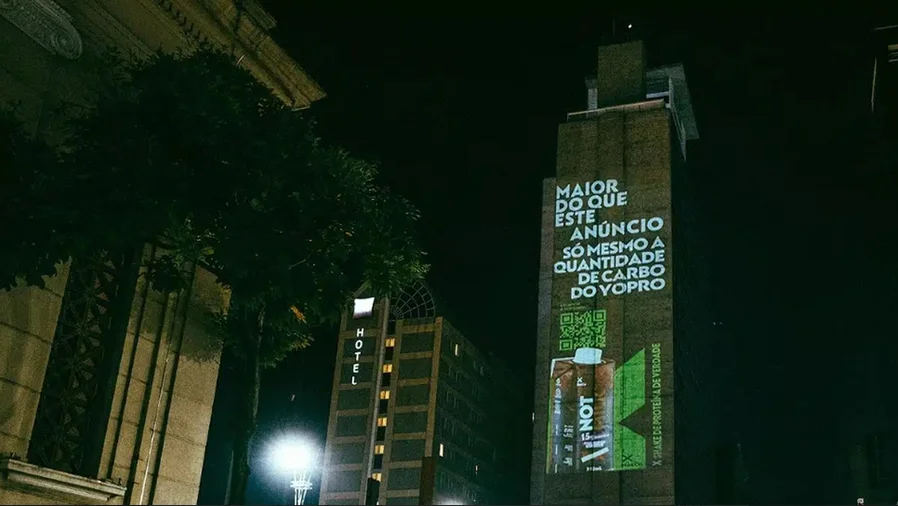 notCo imagem da NotCo na empena de um prédio em frente aos escritórios da Danone
